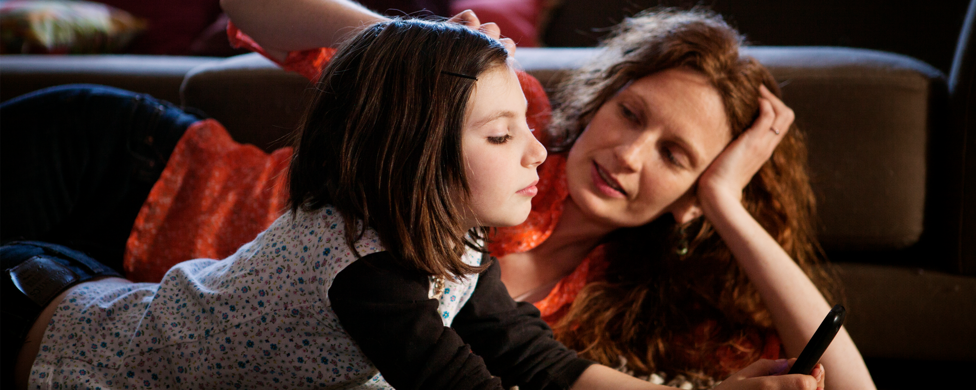 Image of a mother and her daughter lying on the floor and talking - Libresse